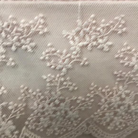 A blouse - Picture 2 of 2